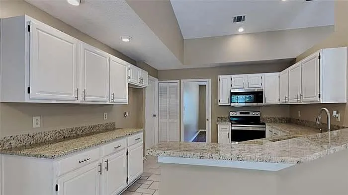 10533 Stradford Row — Photo 2
