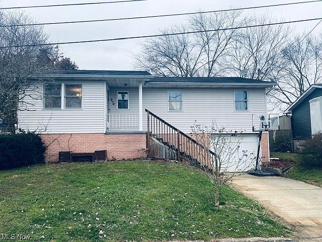 1st image of 214 E 10th St