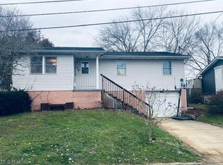 214 E 10th St, Williamstown, WV 26187