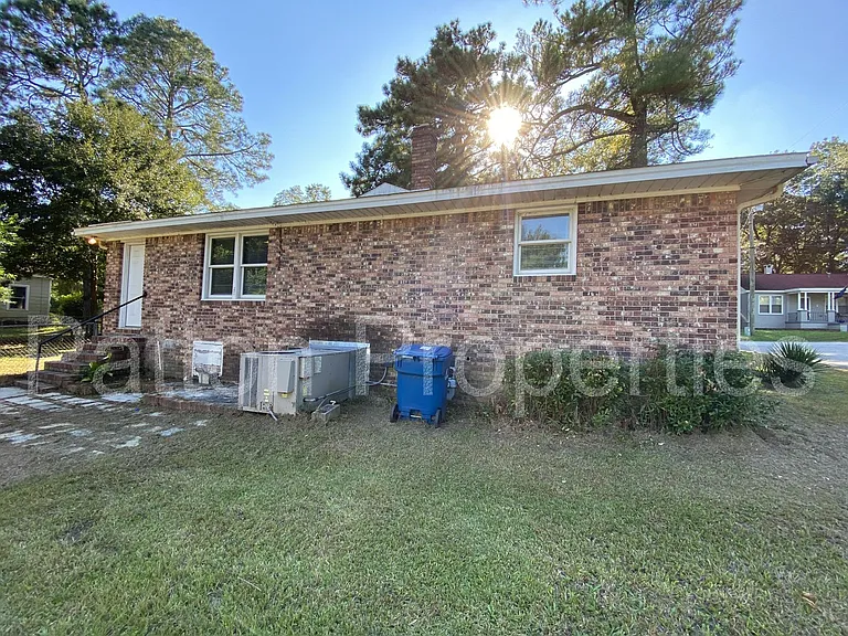 221 S Lucas St — Photo 13