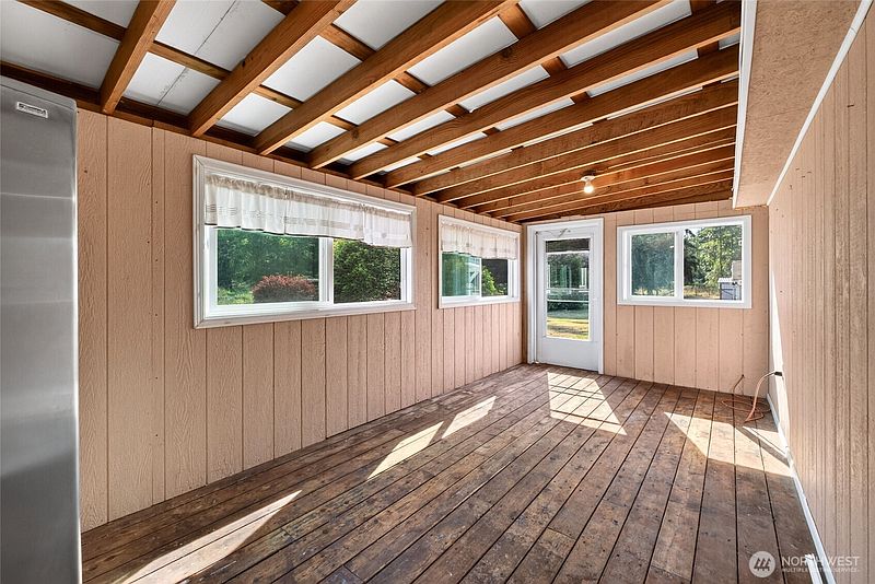 4th image of 10104 48th Avenue E