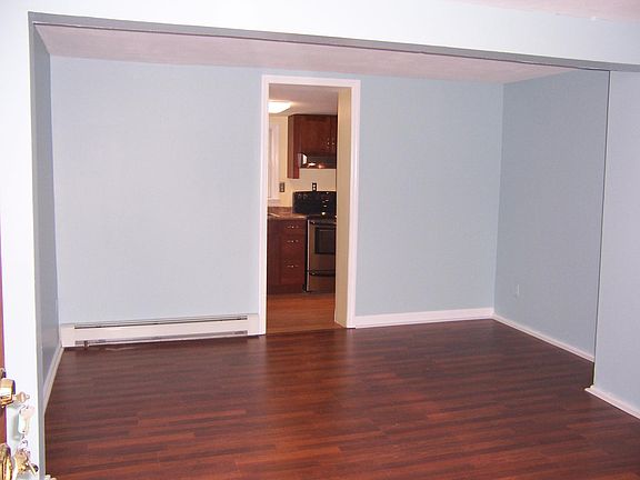 Dining area (open to LR)