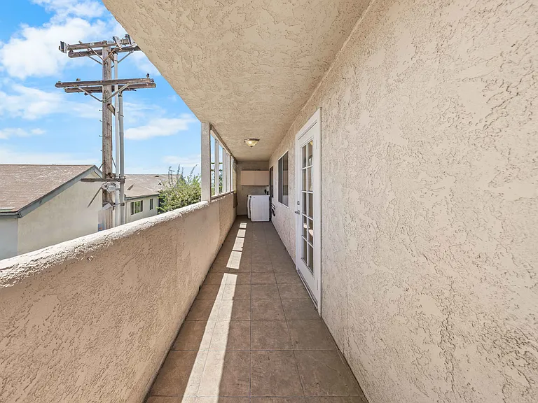 570 W Stocker St #216 — Photo 18