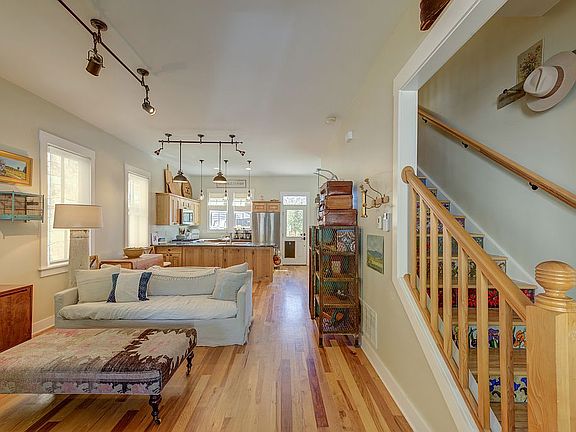 Open living w/10ft ceilings