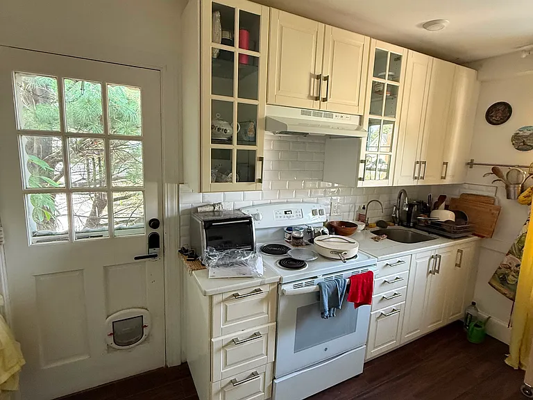 122 Hawthorn St #2 — Photo 3