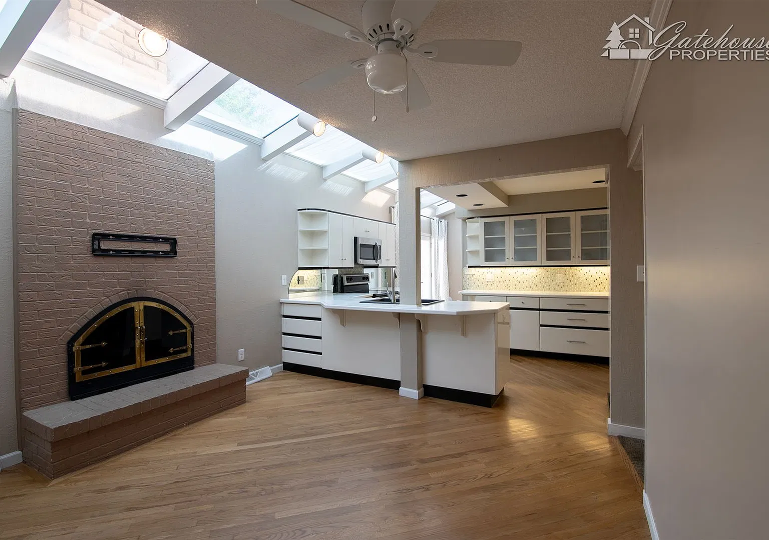 Spacious 4-Bedroom Townhome with 2 Pools, Fitness Center & 2-Car Garage All Community Amenities I... — Photo 2