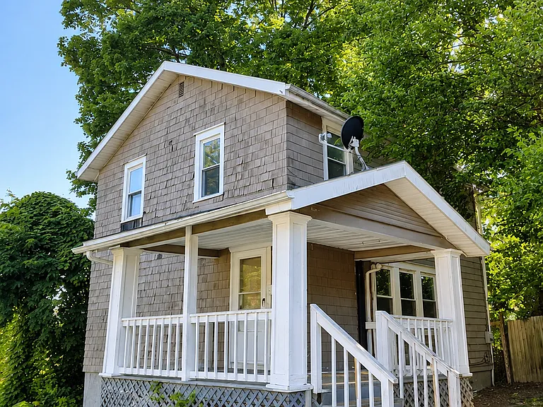 1400 Pondview Ave — Photo 1