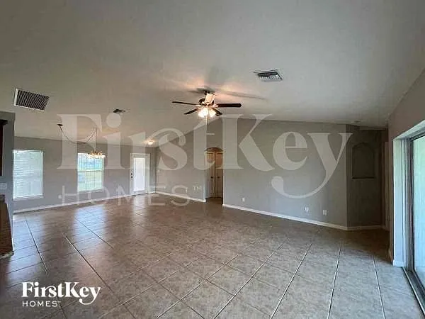 4 bed, 2.0 bath, 1828 sqft, $1,985 — Photo 3
