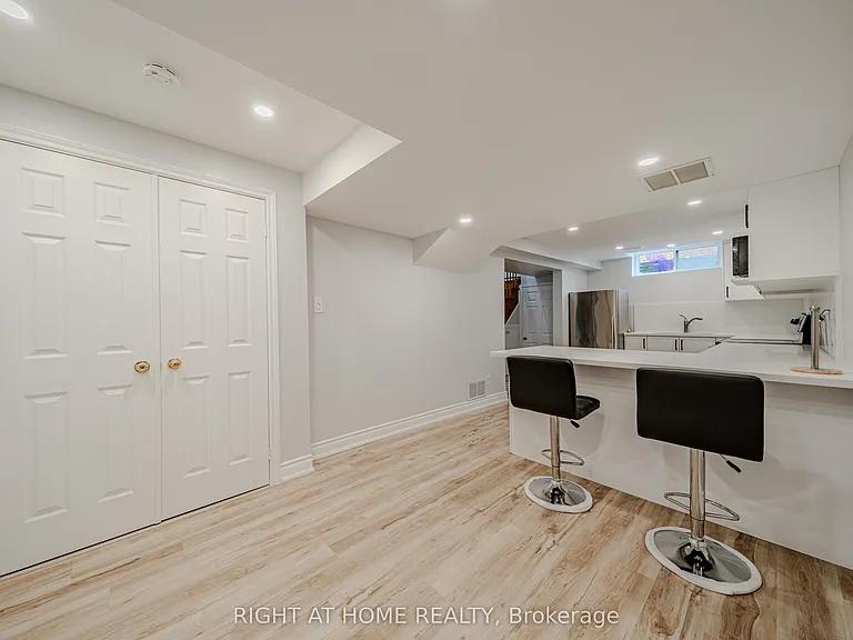3 Glenayr Rd #LOWER — Photo 16