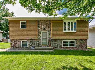 112 Elmwood Ct, Epworth, IA 52045
