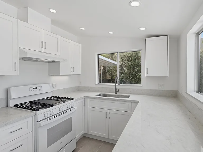 121 N Granados Ave N — Photo 11