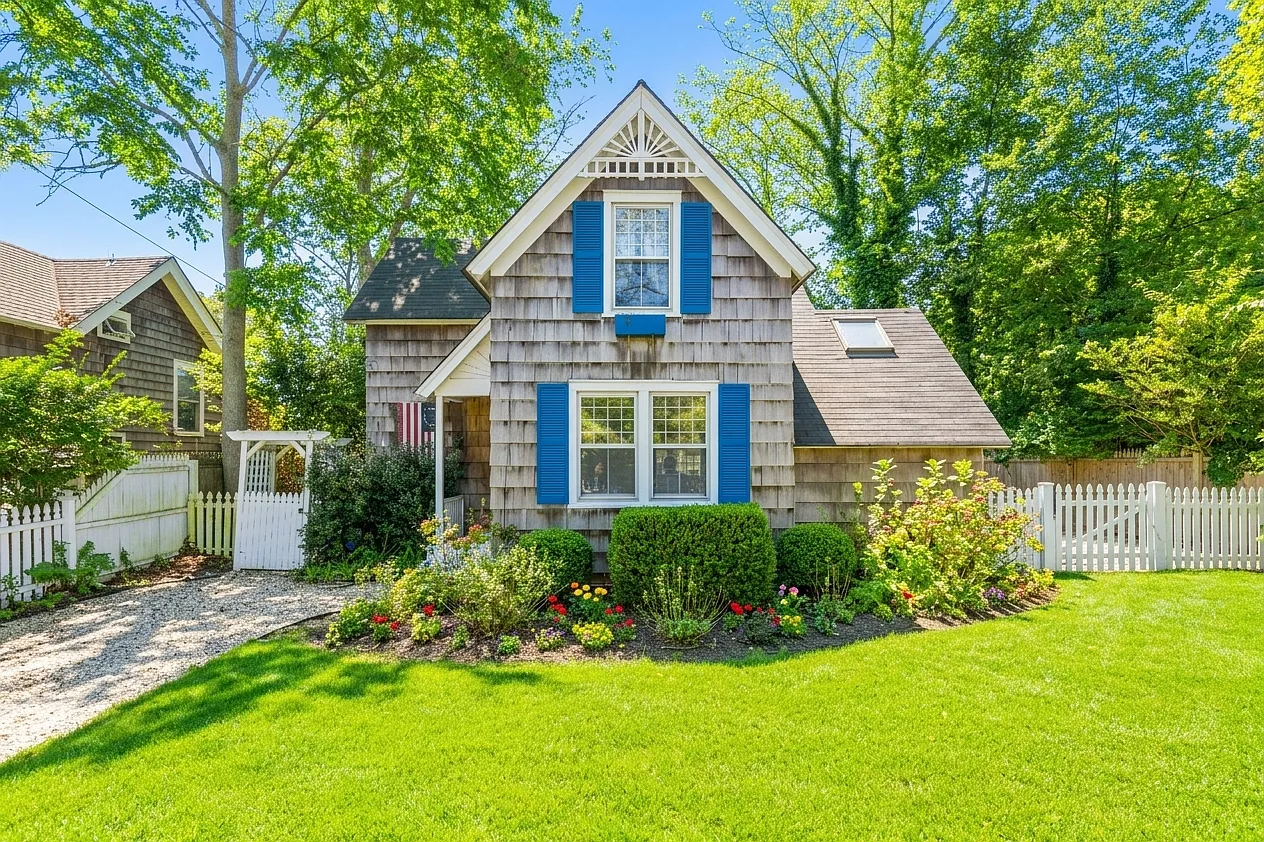 Bridgehampton Village Proximity | Year-Round Luxury Residence — Photo 1