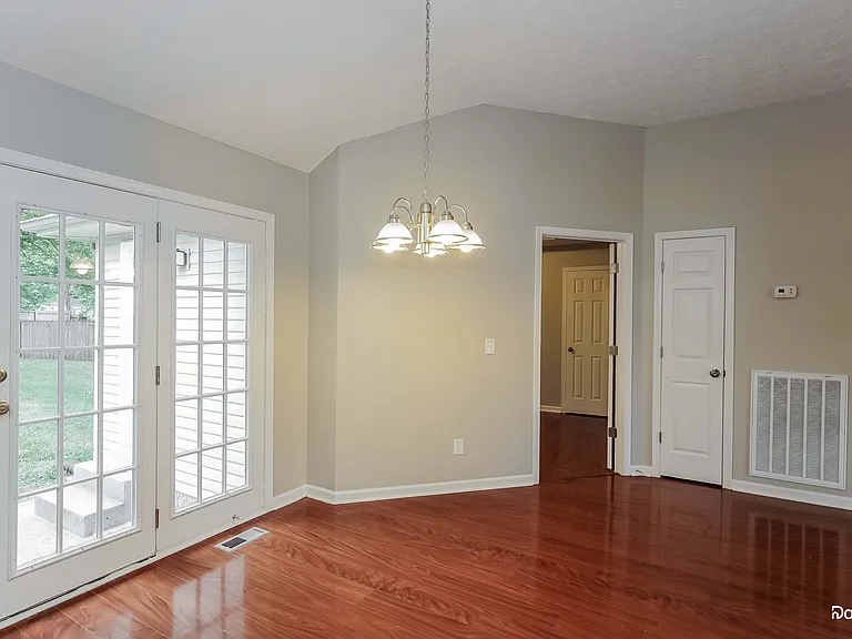 604 Monticello Ct — Photo 6