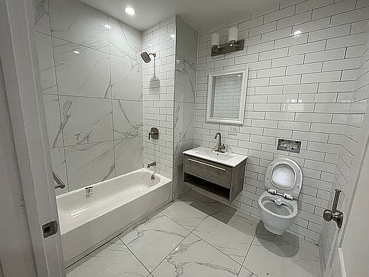3rd image of 2513 Wallace Ave #4