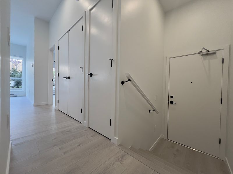 Surrey Apartment for rent - 2 Bedrooms — photo 3
