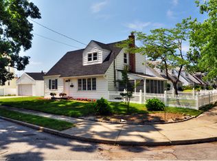 22 Pine Ln, Valley Stream, NY 11581