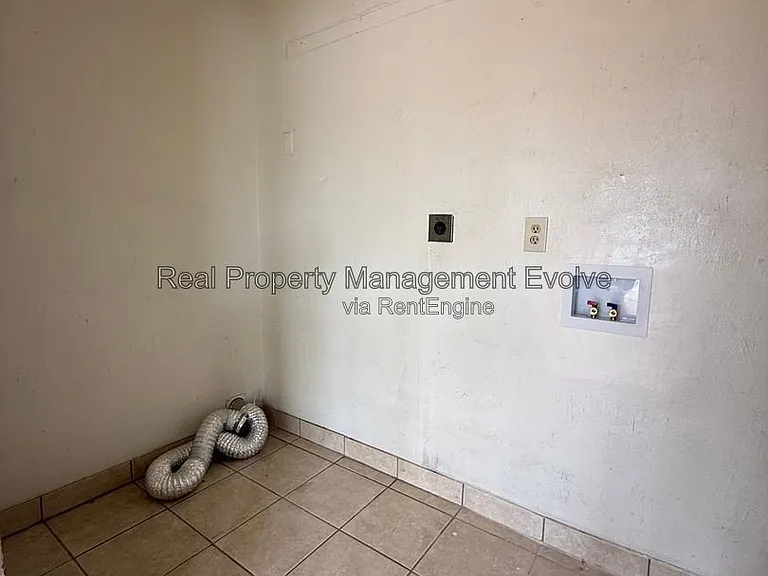 513 E Wickieup Ln — Photo 21