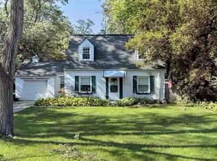 302 E Clarendon St, Prospect Heights, IL 60070