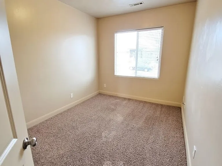 259 N 2940 E — Photo 9