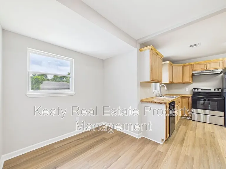 908 Saint Charles St — Photo 5
