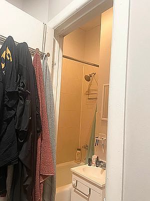 3rd image of 519 W 48th St APT 20
