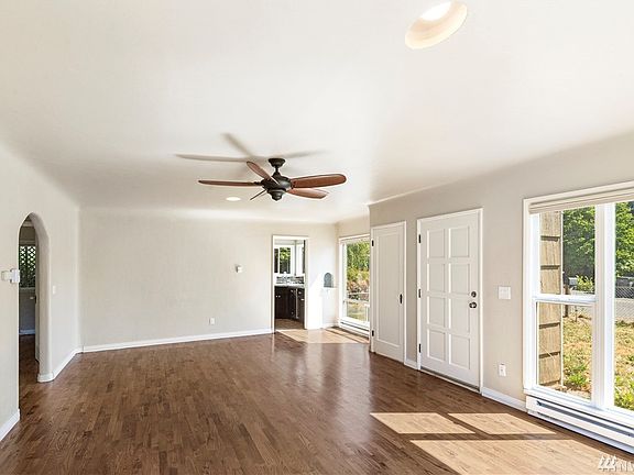 4th image of 1131 Evans Ave W