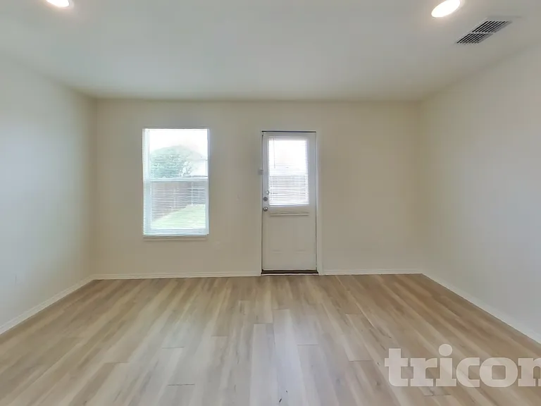 1125 Waggoner Dr — Photo 2
