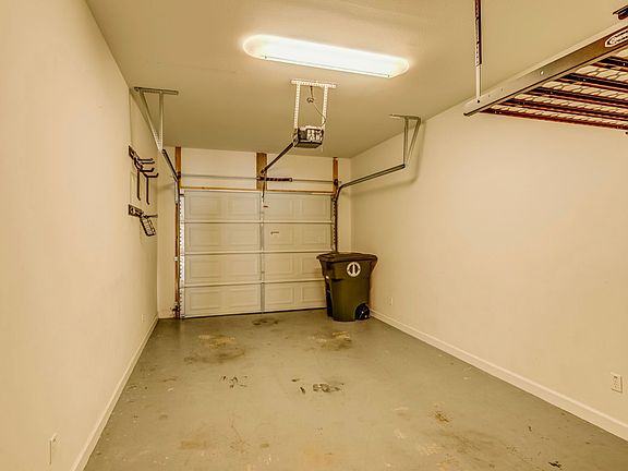 Garage, can fit pick up truck
