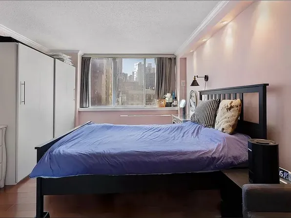 224 East 52nd Street 11 image 3 of 8
