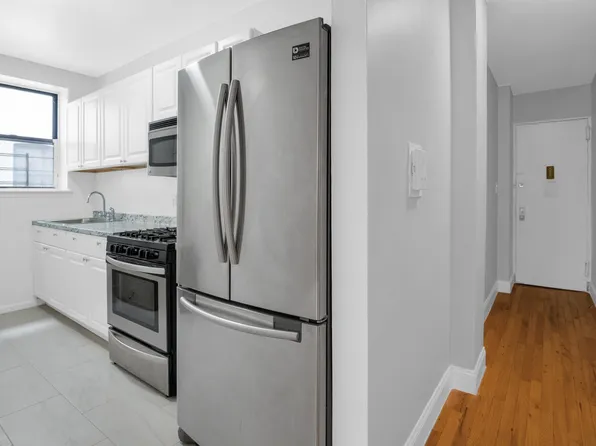 2400 Davidson Avenue image 3 of 9