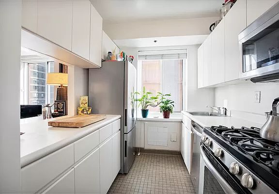 4th image of 420 E 58th St APT 17A
