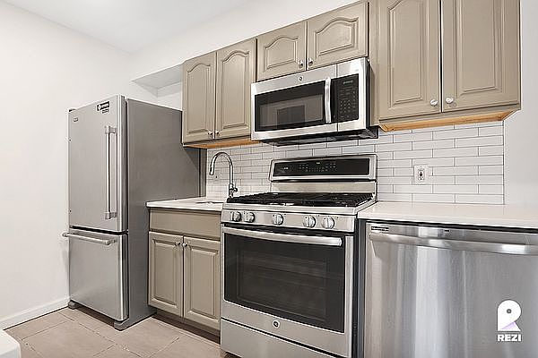 1st image of 385 Vernon Ave APT 3B