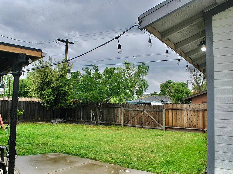 1322 Grape Ave — Photo 2