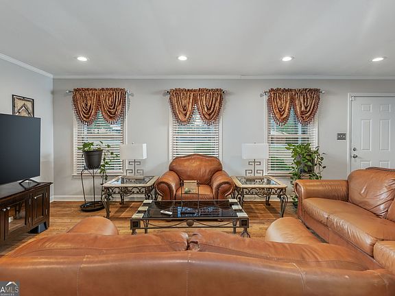 3rd image of 1422 Forest Hill Rd