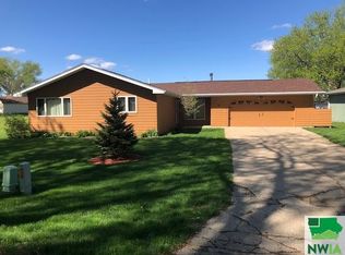 81 Sunset Dr, Dakota Dunes, SD 57049