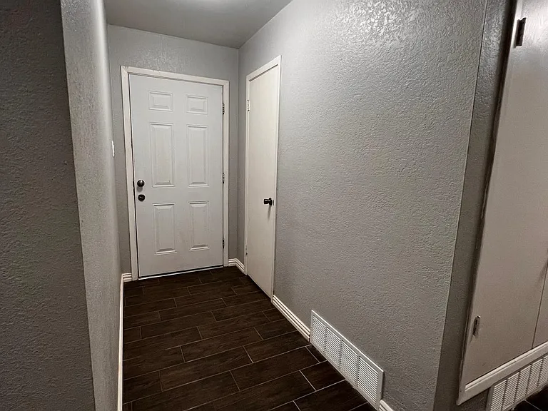 2504 Baylor Ave — Photo 29