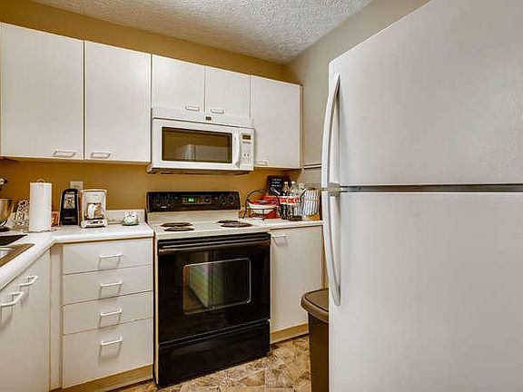 3rd image of 206 Macandrews Way #59B