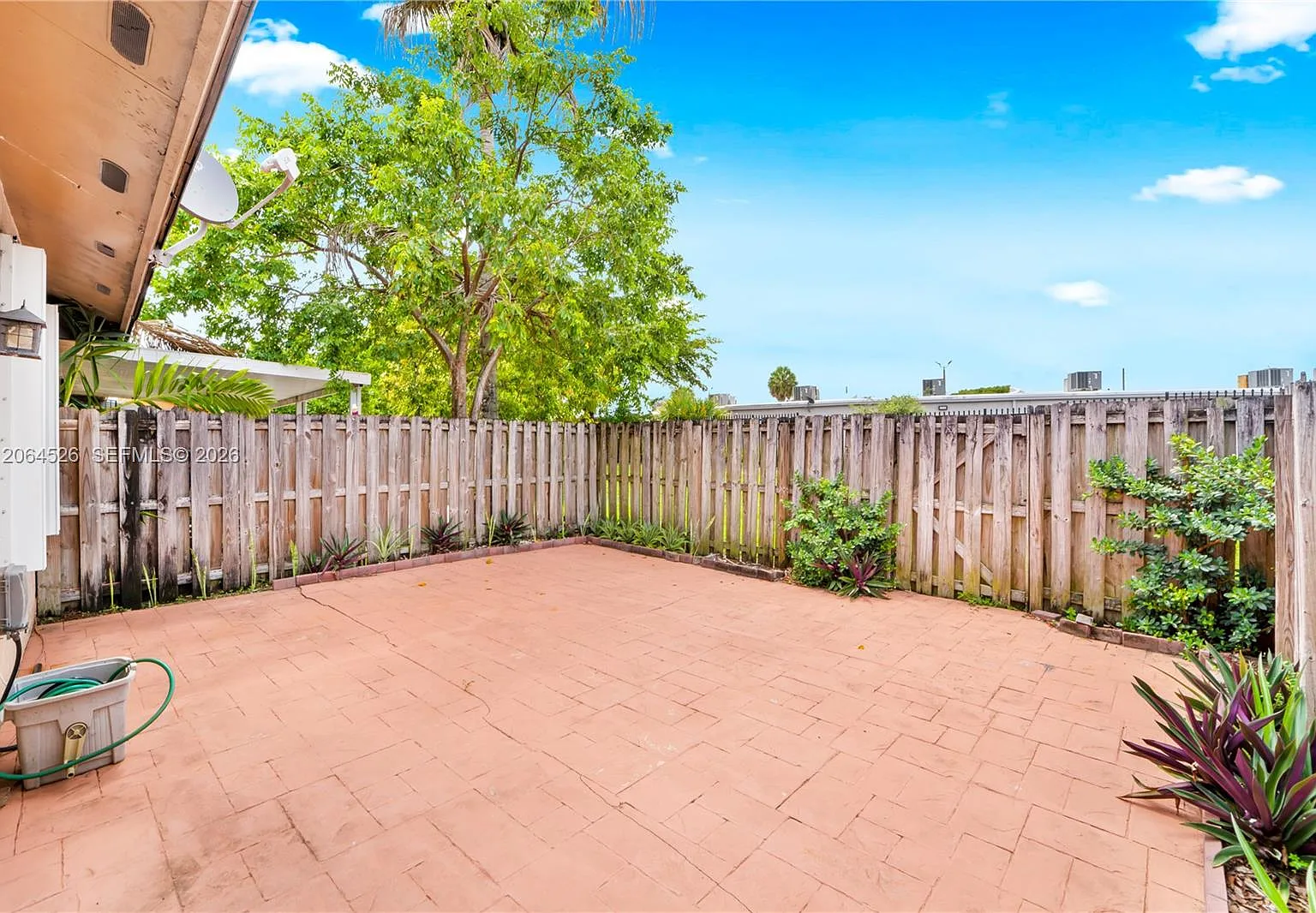 3 bed, 2.0 bath, 1093 sqft, $3,000 — Photo 2