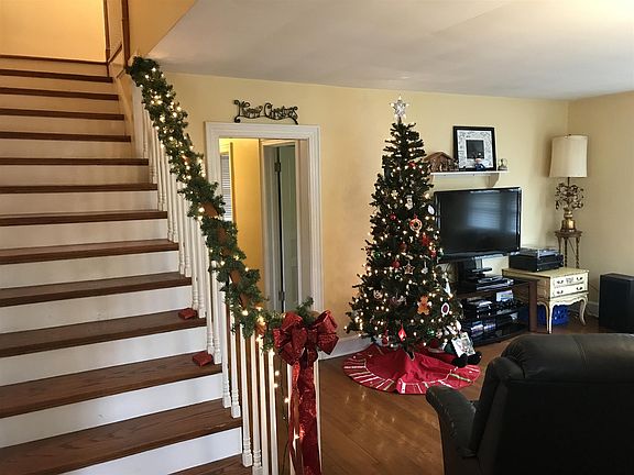 4th image of 210 Cumberland Dr