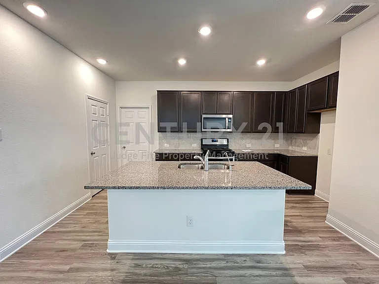 2605 Warren Ln — Photo 5
