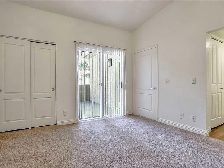 Solana Apartments — Photo 7