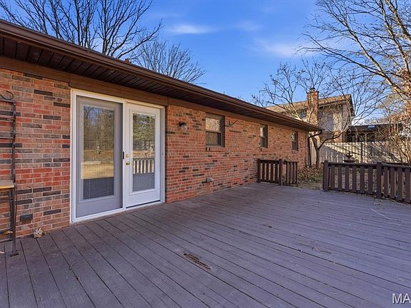 3rd image of 130 Dianne Dr