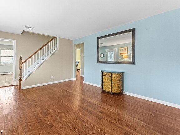 3rd image of 25 Fair Hill Rd