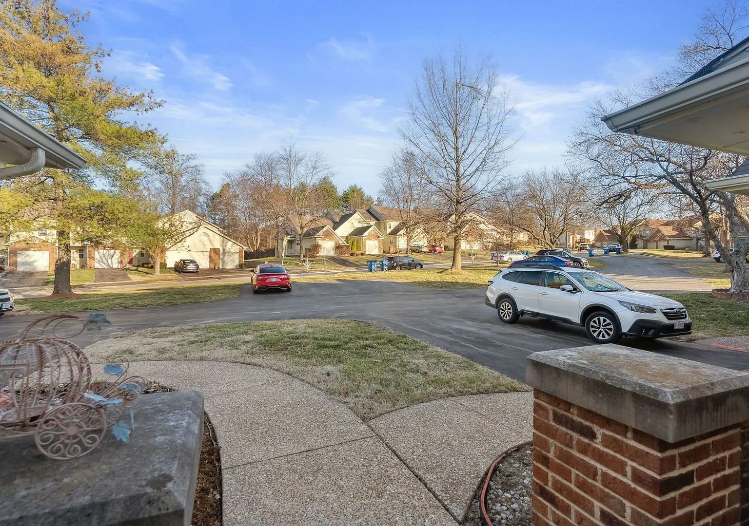 Coming Soon - Spacious 2-Bed, 3.5-Bath Townhouse With Stunning Lake Views — Photo 2