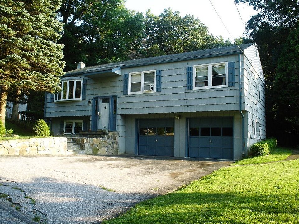 Welcome to 4 Arrowhead Place in New Milford, CT!