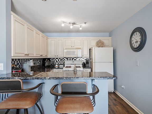 5th image of 400 Village Cir #207