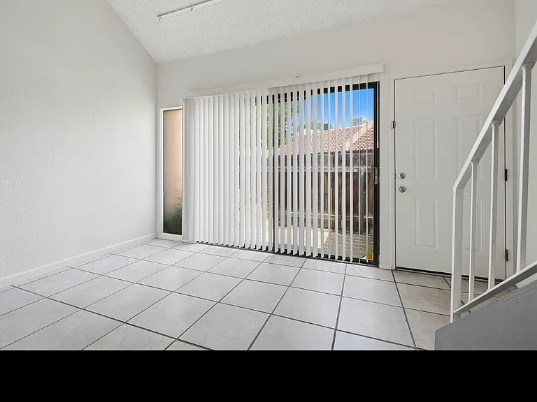 948 Greenfield Ave #948 — Photo 9