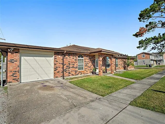 3 bed, 2.0 bath, 2167 sqft, $1,900 — Photo 2