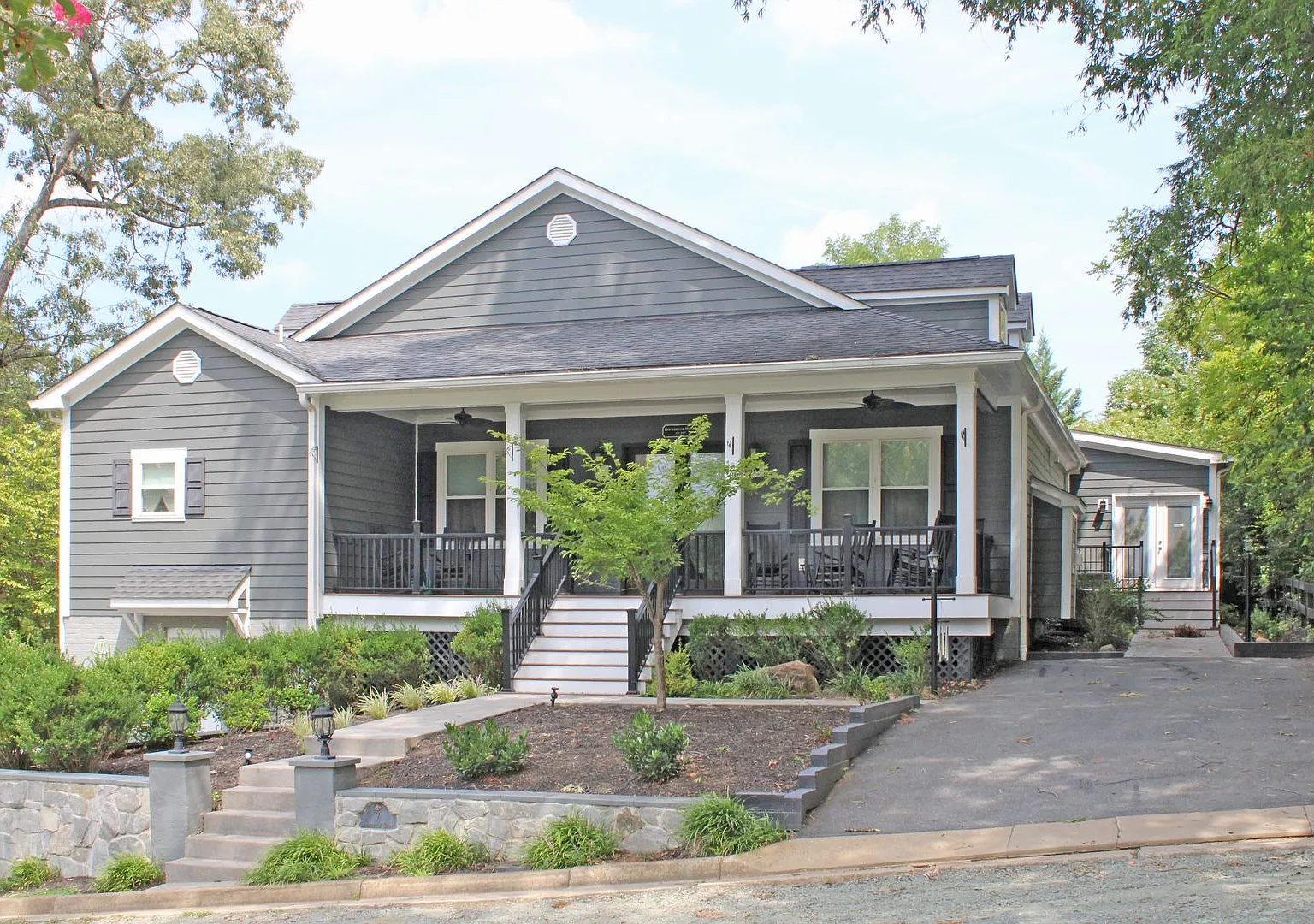 Luxury Furnished 4-bedroom home — Photo 1