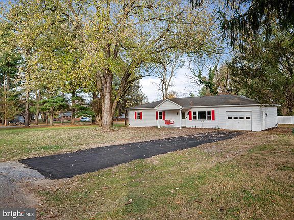 4th image of 242 Meadowlark Ln